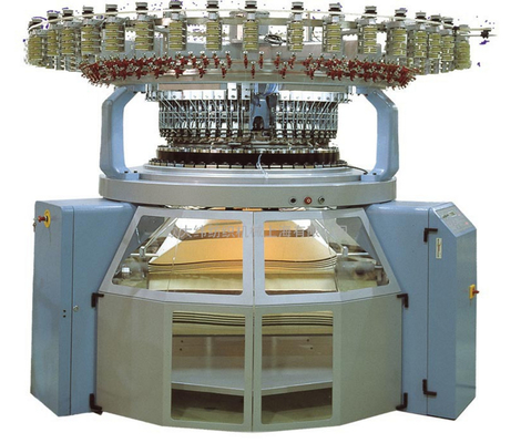 4 / La machine à tricoter circulaire de Striper automatique de 6 couleurs adoptent la vitesse immergée dans l'huile de structure